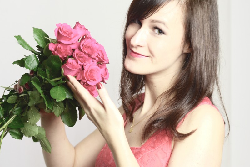 Rote Rosen und rotes Kleid zum Valentinstag